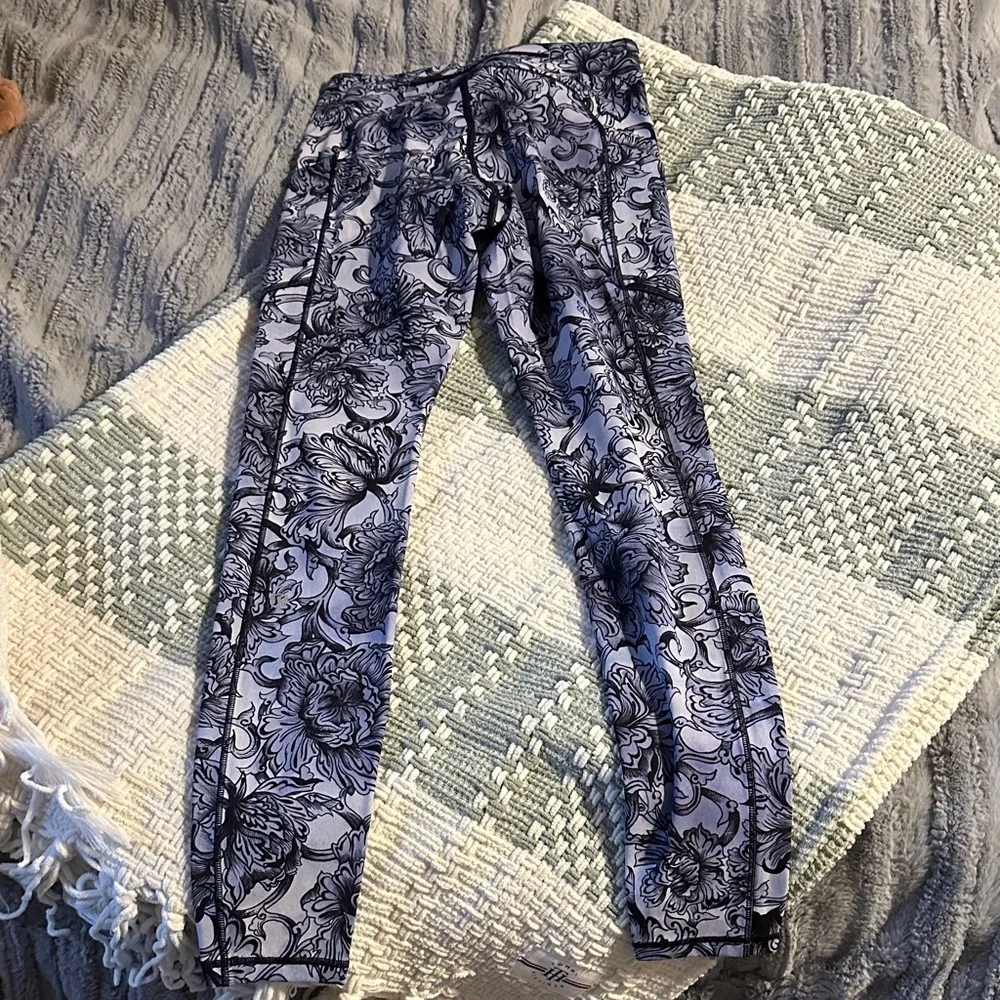 Women’s lululemon floral leggings
